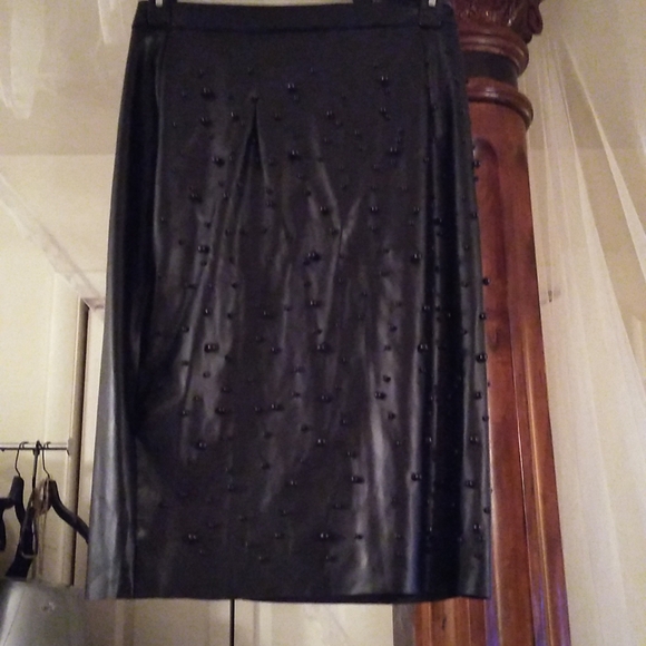 Pu skirt with black pearls - Picture 3 of 8